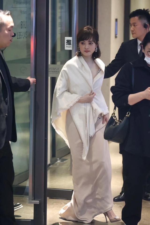 孙俪突然变美,眼睛不凸也不发腮了,下巴的痣引热议 !被疑整容!