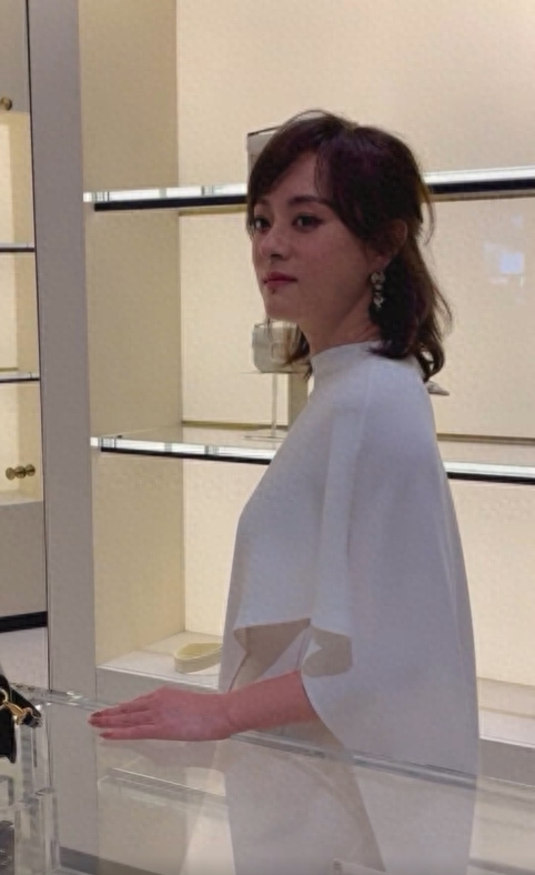 孙俪突然变美,眼睛不凸也不发腮了,下巴的痣引热议 !被疑整容!