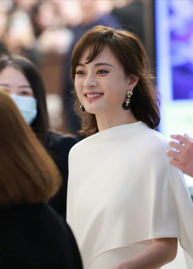 孙俪突然变美,眼睛不凸也不发腮了,下巴的痣引热议 !被疑整容!