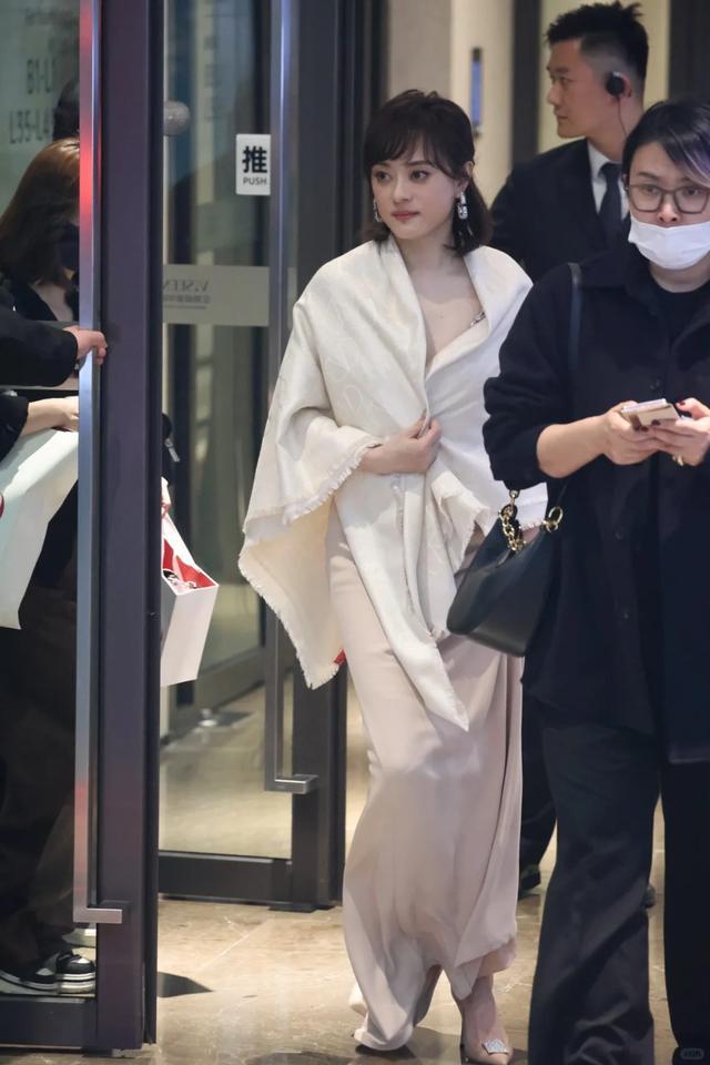 孙俪突然变美,眼睛不凸也不发腮了,下巴的痣引热议 !被疑整容!