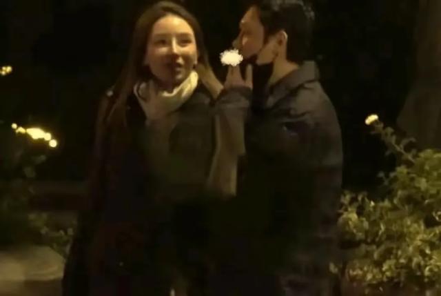 冯绍峰新女友正面曝光,年轻漂亮像混血儿,两人十指紧扣恩爱约会