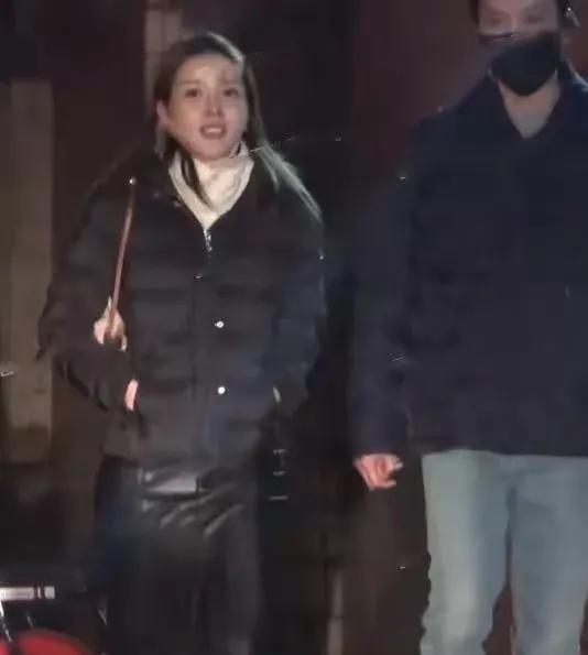 冯绍峰新女友正面曝光,年轻漂亮像混血儿,两人十指紧扣恩爱约会