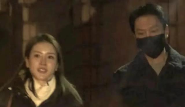 冯绍峰新女友正面曝光,年轻漂亮像混血儿,两人十指紧扣恩爱约会