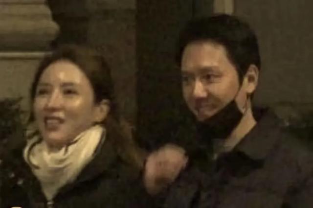 冯绍峰新女友正面曝光,年轻漂亮像混血儿,两人十指紧扣恩爱约会