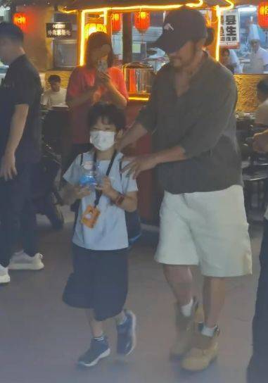 吴京带小儿子吃烧烤,小儿子眉眼像妈妈谢楠。