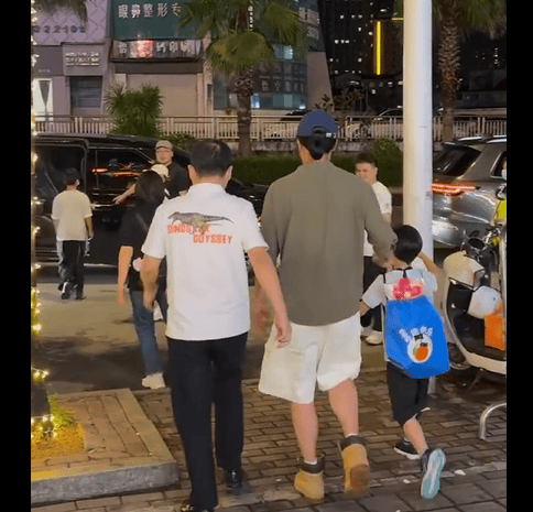 吴京对小儿子关爱有加。