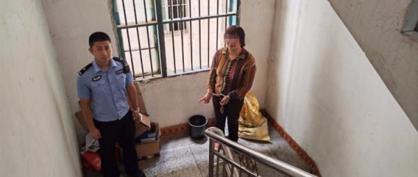 一男一女被房东堵在家里!报警后却发现…