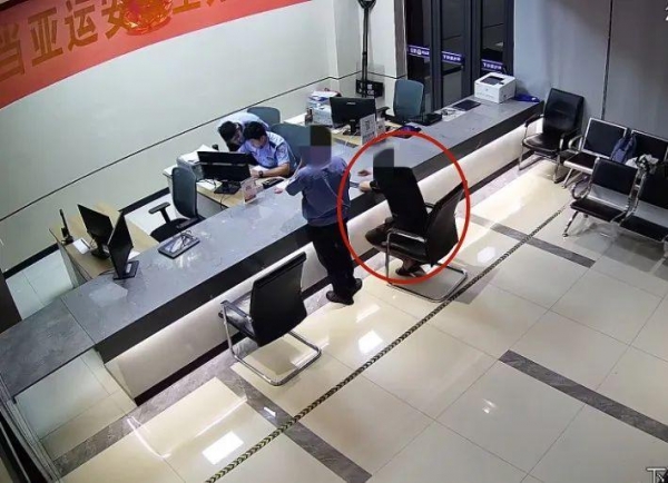 男子银行卡被冻结后，上反诈中心找警察帮忙，结果被当场抓获