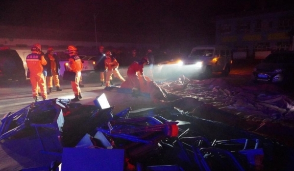 消防在倒塌房屋中搜索生还者