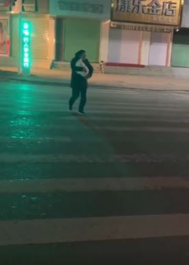 有父亲在地震时,紧急抱起还在襁褓中的婴儿逃生