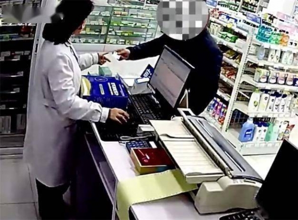 JN江南体育女子大扫除误丢医保卡男子捡后刷2400元买保健品：当年货送家人(图1)