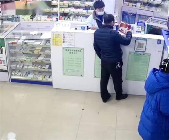 JN江南体育女子大扫除误丢医保卡男子捡后刷2400元买保健品：当年货送家人(图2)