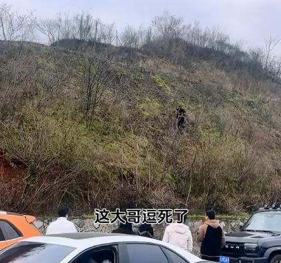 男子从老家带的鸡高速堵车时一溜烟逃跑了上演满山捉鸡群众现场吃瓜_吃瓜现场