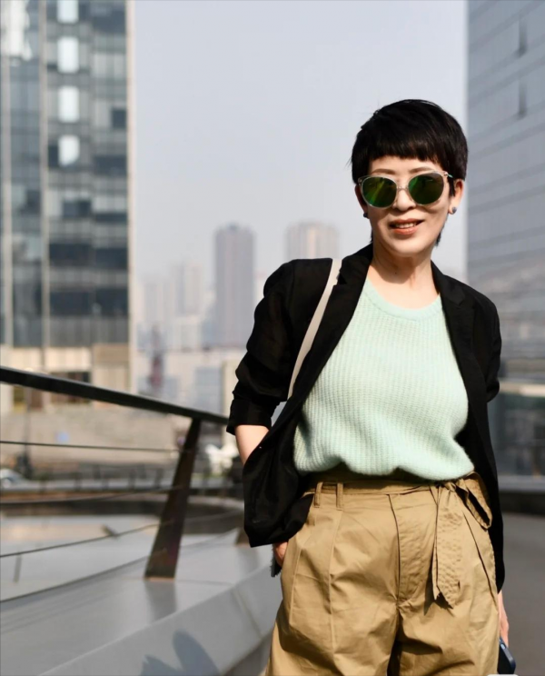 江南JN体育女人不管年纪多大尽量远离这3种“老年色”看着显老、没气质(图7)