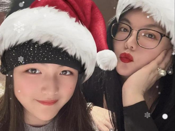 37岁刘亦菲过圣诞穿瑜伽服美丽无敌与15岁王诗龄同框嫩如少女(图5)