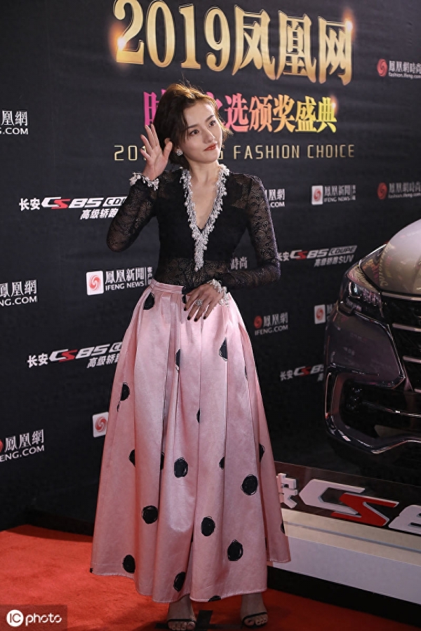 全靠颜值撑!宋祖儿穿深v礼服裙优雅迷人,短发造型气质清纯