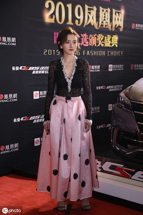 全靠颜值撑!宋祖儿穿深v礼服裙优雅迷人,短发造型气质清纯