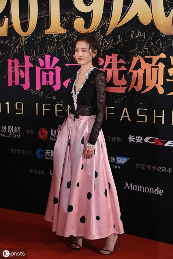 全靠颜值撑!宋祖儿穿深v礼服裙优雅迷人,短发造型气质清纯