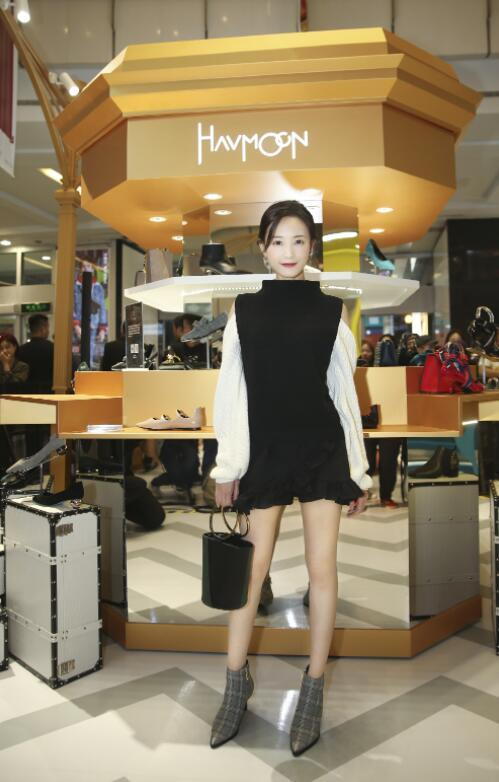 李一桐真是放得开,裙子短到似有似无,一双“丝袜腿”性感又高级