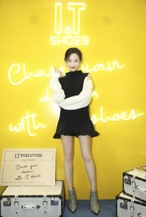 李一桐真是放得开,裙子短到似有似无,一双“丝袜腿”性感又高级