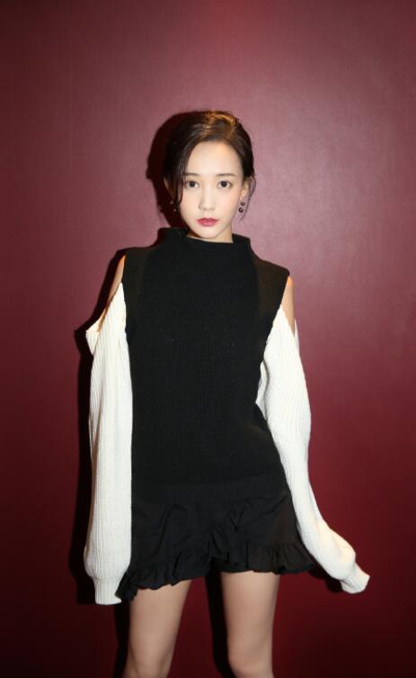 李一桐真是放得开,裙子短到似有似无,一双“丝袜腿”性感又高级