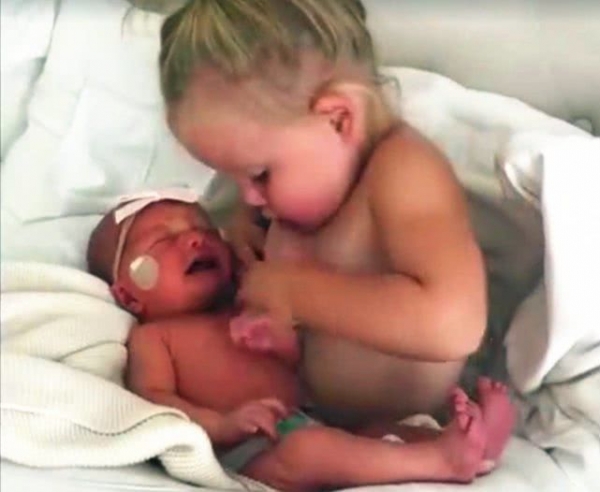 出生没几天的弟弟饿了,接下来小姐姐的反应,妈妈都要乐翻