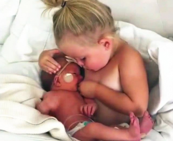 出生没几天的弟弟饿了,接下来小姐姐的反应,妈妈都要乐翻