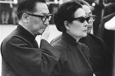 75年蒋介石葬礼，宋美龄却迟到了，竟是为了去找一个男人