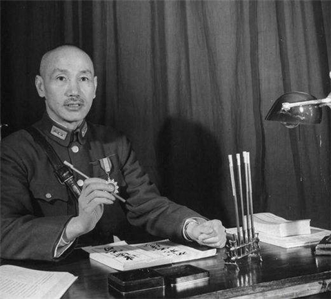 75年蒋介石葬礼，宋美龄却迟到了，竟是为了去找一个男人