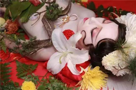 日本女体盛艺妓不仅要身材好长得美而且还要满足一个要求