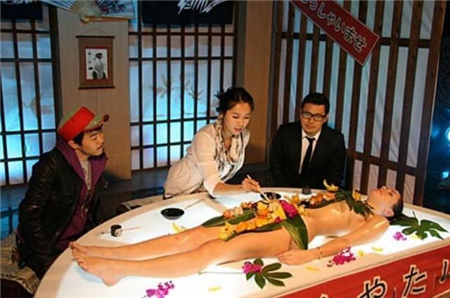 日本女体盛艺妓不仅要身材好长得美而且还要满足一个要求