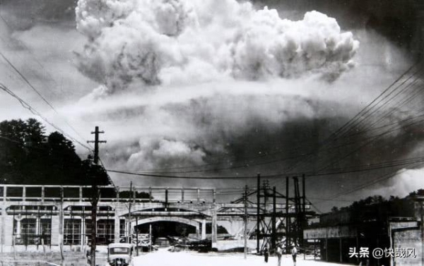 原子弹炸后的最著名照片：一个日本男孩背着死去的弟弟到火葬场
