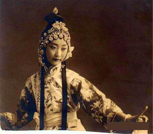 她倾国容颜终身未嫁，出身于贵族，死法却十分尴尬