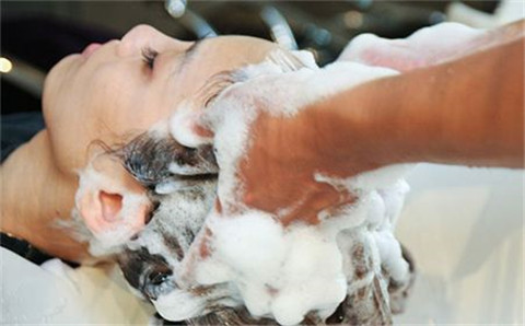 老人常年不洗头儿女用三包洗衣粉给老人清洗老人苦笑