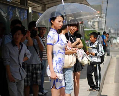 小姐姐在身上画了一件旗袍淡定上街无人发现端倪网友跪服