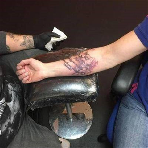 纹身需要很长的时间工作,女人联系了纹身师,纹身师特地为她量身设计了