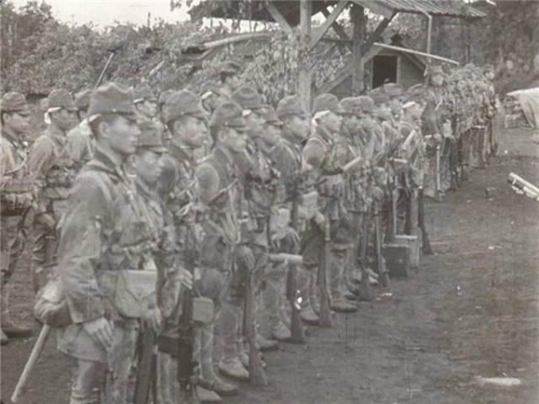 美军攻打冲绳，10万平民在日军逼迫下自杀