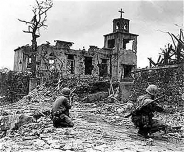 美军攻打冲绳，10万平民在日军逼迫下自杀