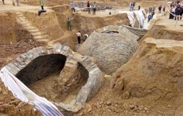 纪晓岚墓葬被挖出，坟前坐着七个女子，揭开了纪晓岚的本来面目