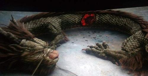 让这条龙乘凉,还有更多的人挑水往龙身上浇,结果这条龙还真的就没有死