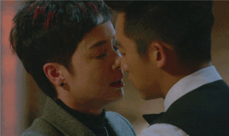 60岁老太不顾家人阻止嫁给28岁小伙为了能与之匹配整容成少女