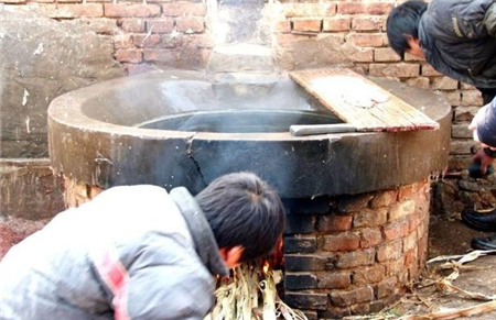 八十大寿杀猪没想到老汉竟被挣扎的猪踢进开水锅