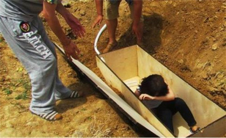 三位少女体验活埋结果却让人尴尬不已