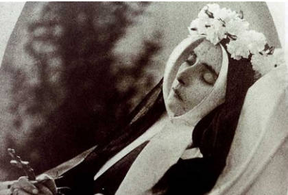 她身高1.4米，14岁经历奇遇，死后140年尸体不腐，被称圣女(3)