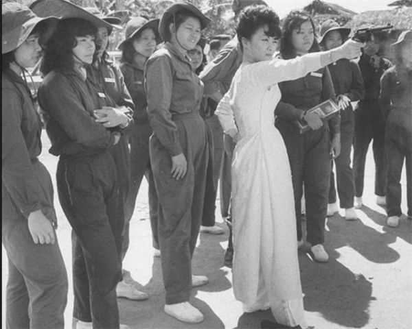 不嫁总统却成第一夫人，因骂肯尼迪引起兵变，几乎全家被杀