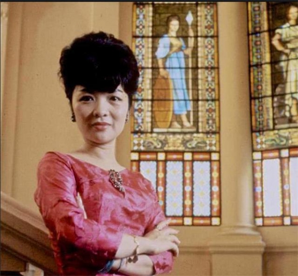 不嫁总统却成第一夫人，因骂肯尼迪引起兵变，几乎全家被杀