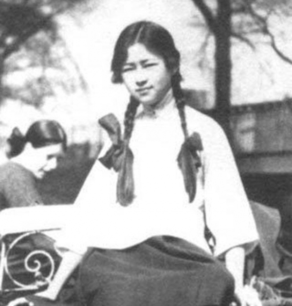 徐志摩墓地:死状很惨,陆小曼不愿收尸,墓地前35级台阶寓意深刻