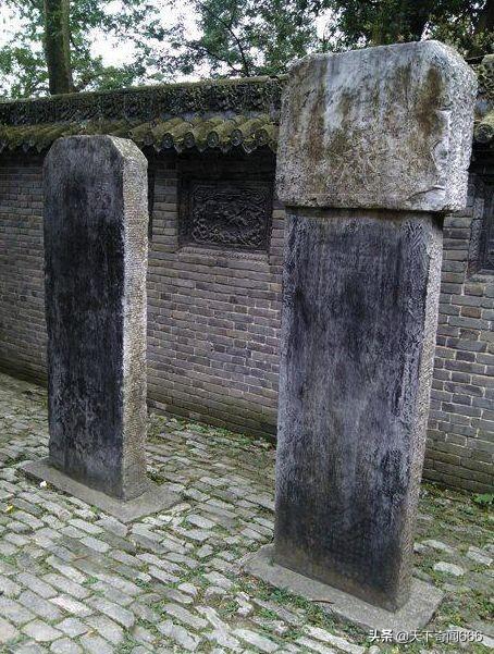 发现了诸葛亮的墓地，解开重重机关后，墓中只有一把羽扇