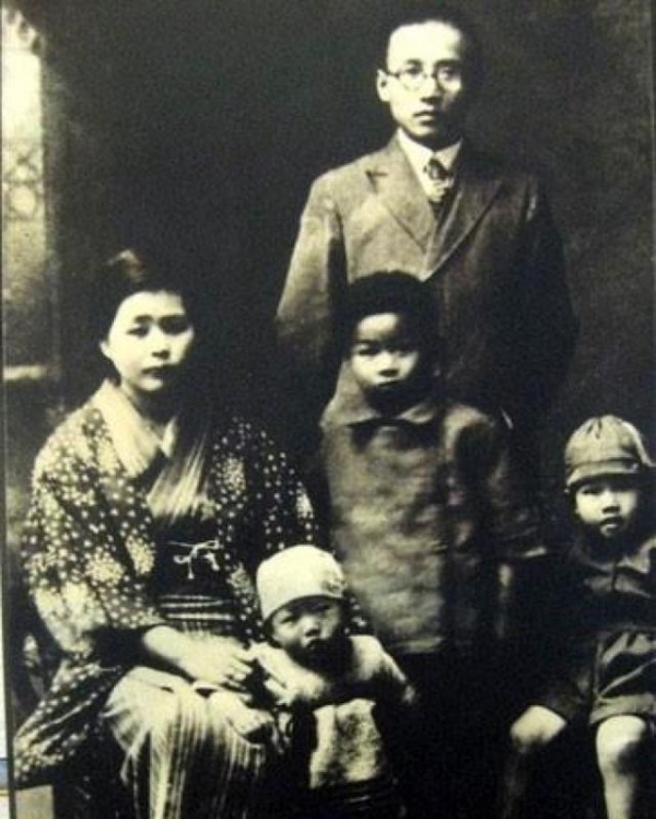 郭沫若去世后，妻子整理遗物时发现一张老照片，不久她便自尽而亡