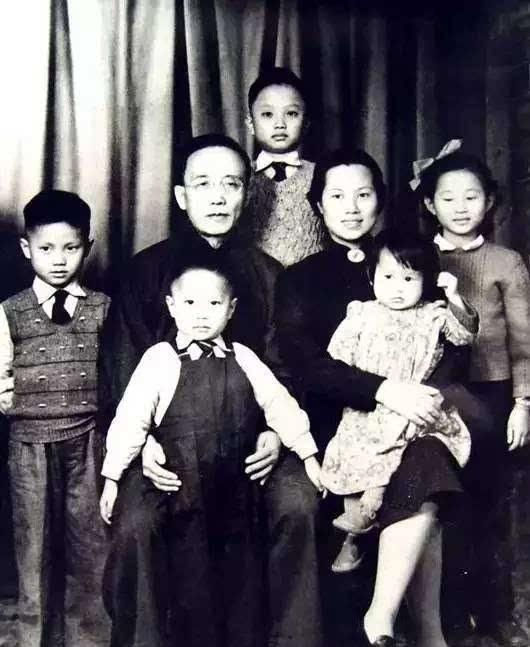 郭沫若去世后，妻子整理遗物时发现一张老照片，不久她便自尽而亡